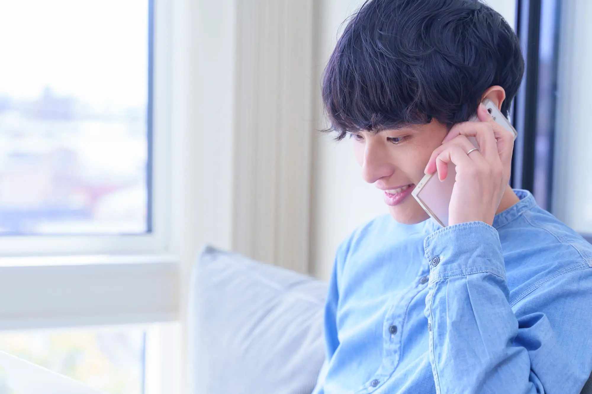 電話する若い男